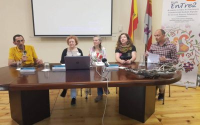 El Bordado Serrano destaca en la Escuela de Alcaldes de San Esteban de la Sierra